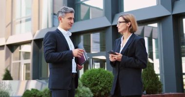 İş arkadaşları finans bölgesinde el sıkışıyor.