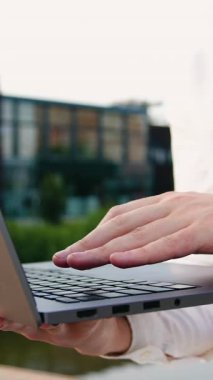 Erkek eller dizüstü bilgisayar klavyesinde daktilo, beyaz iş adamları dizüstü bilgisayarda yazı yazıyor, internette çalışıyor, internette sörf yapıyor.