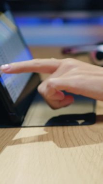 Kadın ve erkek ofiste masanın arkasında oturup dizüstü bilgisayarlar üzerinde çalışıyorlar. Modern teknoloji kavramı.