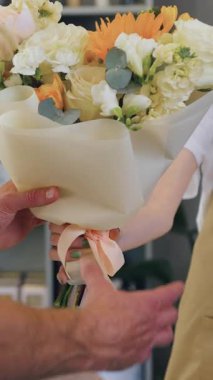 Bir buket çiçek alan adama yaklaş. Alışveriş konsepti.