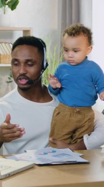 Sevgili küçük çocuk, deneyimli, sevecen Afrikalı Amerikalı babasını işe karıştırıyor. Bilgisayar başında iş arkadaşlarıyla çevrimiçi bir konferans düzenliyor. Çünkü onunla evde kalmak zorundaydı.