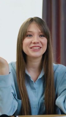 Profesyonel video kamera kullanarak sosyal medya kanalının takipçileriyle çevrimiçi görüşme yapan yetenekli bir kadın. Çevrimiçi yayın kavramı.