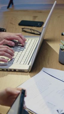 İş yerinde kağıt raporları ve bilgisayarlardaki bilgilerle birlikte çalışan kendine güveni olmayan güvenilir erkek ve kadınlar, yavaş çekim