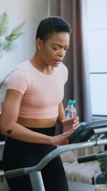 Spor giyim kuşamında spor yaparken spor yaparken spor yaparken koşuda egzersiz yapan güzel, yorgun, narin genç bir kadın.