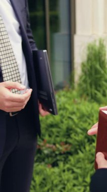 Şehirdeki tanınmayan iki profesyonel kadın ve erkek arasındaki el sıkışma, bir iş görüşmesi sırasında el sıkışma ve el sıkışma..