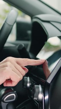 Modern yardım işlevleri ile navigatör ekranında gerekli koordinatları yazan beyaz kadın elinin yan görüntüsü. Yavaş çekim