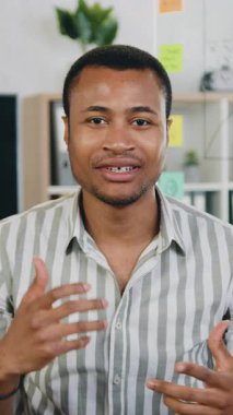 İyi görünümlü, kendine güveni olan, deneyimli, genç, Afro-Amerikan erkek işçiye karşı çekim hızlanıyor. Seyircileriyle, rahat çalışma odasının arka planında, web kamerasıyla konuşuyor.