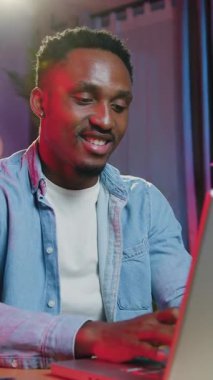 Yakışıklı, kaygısız, 30 yaşında, sıradan giyimli Afrikalı Amerikalı. Boş zamanlarını bilgisayar başında arkadaşlarıyla sohbet ederek geçiriyor.