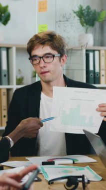 Ofis iş akışı konsepti, mesleki çok kültürlü ortaklarla görüşmeler sırasında histogram ve dijital ekranda bilgi olarak yapılan araştırmaların sonuçlarını açıklayan başarılı, yüksek vasıflı erkek-ofis çalışanı