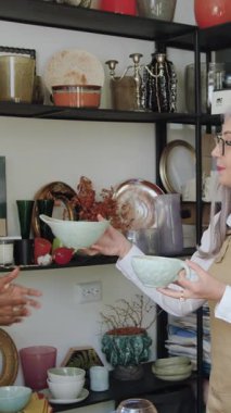 Sevimli, neşeli sakallı adam ve onun Afrikalı bayan arkadaşı el yapımı eşyalar almışlar. Küçük, samimi bir hediyelik eşya dükkanından.