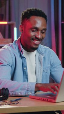 Keyifli, neşeli, kaygısız, 30 yaşında, siyah tenli bir adam. İnternetteki arkadaşlarıyla sohbetinin keyfini çıkarıyor. Sıcak bir odada, renkli bir gece ışıklarıyla oturuyor.