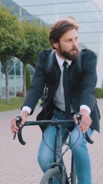 Modern havaalanı arka planında motorsiklet işine giderken etrafa bakınan siyah ceketli ve kotlu 30 yaşındaki yakışıklı, konsantre sakallı ofis müdürüne yaklaş.