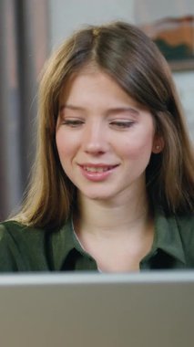 Güzel, mutlu, neşeli, sakin, 25 yaşında uzaktan bilgisayarla çalışan ve verileri kağıt raporundan bilgisayara aktaran bir kız.