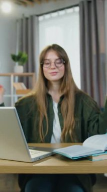 Sevimli, sakin, 25 yaşında, evde çalışmak için özel donanımlı bir yerde çalışan, yoga egzersizleri yaparak uyum ve sessizliğin tadını çıkaran 25 yaşında bir kadın işçi.