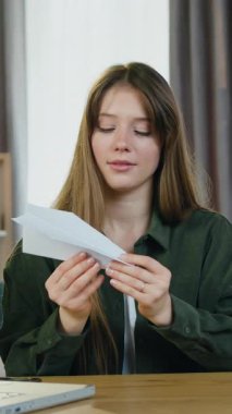 25 yaşında, güzel, hayalperest, düz saçlı, uzun düz saçlı bir kızın iş yerinde oturup el yapımı kağıt uçak fırlatırken tek başına eğlendiği iş arasında vakit geçirmek.