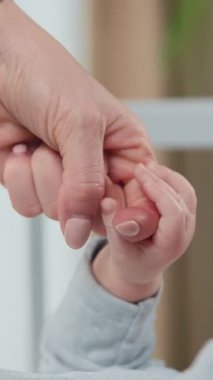 Çocuk odası arka planında anne ve bebeğin yakın çekimi. Annelik aşkı, yeni hayat ve yeni doğan bebek kavramı. Yavaş çekim