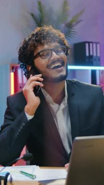 İyi görünümlü gülümseyen, çalışkan, sakallı Müslüman iş adamı ve geleneksel tesettürlü kadın meslektaşının iş arkadaşlarıyla bilgisayar başında video görüşmesi yaptığı ve ekonomik bilgileri açıkladığı bir iş konsepti.