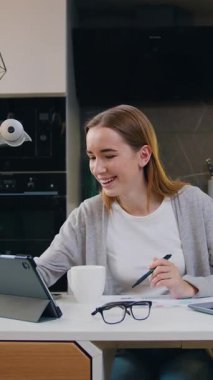 Genç bayan girişimci modern ofis masasında dizüstü bilgisayar kullanarak notlar alıyor. Evde internet üzerinden web dersi izliyor ya da özel ders dinliyor. Uzaktan eğitim kavramı. Yavaş çekim.