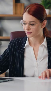 Kafkasyalı genç kadın harcamaları, geliri, proje bütçesini hesaplar, muhasebeci mali denetimi yönetir, modern ofis finansal yönetim kavramındaki dizüstü bilgisayar programını kullanarak toplam miktarı özetler. Yavaş çekim