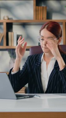 İş kadını baş ağrısından, aşırı çalışmaktan ve aşırı bilgiden muzdarip. Stresli çalışan iş kadını yoruluyor. Ofiste kuru gözlerle sürtünüyor..