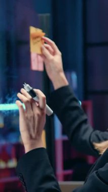 Çalışma akışı konsepti oldukça düşünceli başarılı deneyimli kadın ofis yöneticisi şeffaf bir yönetim kurulunda gece çalışma odası arka planında tablet cihazından gelen bilgilerle çalışıyor.