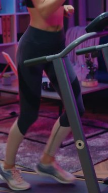 Hoş pozitiflik portresi spor giyimli 25 yaşında sarışın rahat bir evin arka planında koşu parkurunda koşan