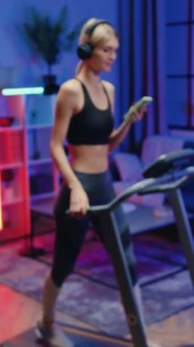 Kamera çekimleri, 25 yaşında spor kıyafetleri içinde güzel gülümseyen atletik sarışının gece koşusu sırasında telefon çalma listesindeki kulaklıklarla müzik dinlemesini gösteriyor.