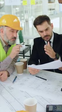 Çekici, yüksek yetenekli, farklı yaşlarda çok ırklı mühendisler ofis odasında buluşurken yakışıklı, başarılı, sakallı bir yönetici ve kadın partnerle yapılanma detaylarını tartışıyorlar.