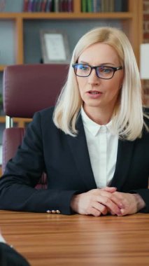 Çekici, dürüst, katı iş kadını. Ofisteki tanınmayan sakallı, vicdansız girişimci tarafından kendisine teklif edilen dolarlarla rüşvet vermeyi reddediyor.