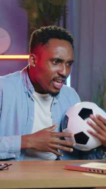 Akşamları evde dizüstü bilgisayarın önünde oturan ve futbol maçını gözden geçiren çekici duygusal 30 yaşındaki Afrikalı Amerikalı oyuncu, futbolcuların gol atma fırsatını kaybetmesinden dolayı hayal kırıklığına uğradı.