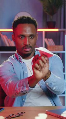 Keyifli ve eğlenceli bir konsept. Yakışıklı, neşeli, kaygısız, 30 yaşında, afro-amerikan bir adam akşamları ofis masasında oturuyor ve kendi başına kağıt uçak yapıyor.