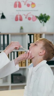 Yakışıklı, sakin, 12 yaşında okul çocuğu, sıcacık sağlık dolabında inceleme masasında otururken oldukça nazik, gülümseyen bir kadın doktor boğazına tahta spatula sürerken...