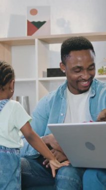 Güzel bir ruh hali içinde 30 yaşında, modern Afro-Amerikan erkeği elinde bebekle karısı rasta kullanırken ve yeni konut konutları kavramının nasıl sağlanacağını tartışırken.