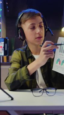 Akıllı çocuk evde canlı bir eğitim blogu yayınlıyor. Kanal aboneleriyle çevrimiçi sohbet. Evde eğitim gören ergen çocuklar. Akarsu aboneleriyle iletişim. Yavaş çekim.