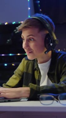 Genç çocuk internette dizüstü bilgisayarla oturup e-postaları okuyor, iyi haberler alıyor, olumlu sınav sonuçları alıyor ve akşam zaferini evde kutluyor. Yavaş çekim.