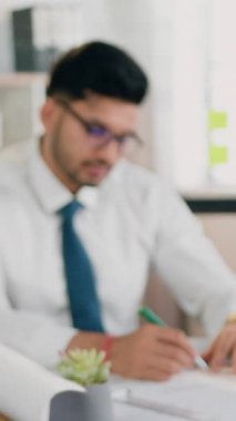 İyi görünümlü, profesyonel, sakallı, gözlüklü bir mimarın portresi. Modern inşaat bürosunun işgali sırasında kameraya gülümseyerek poz veriyor.