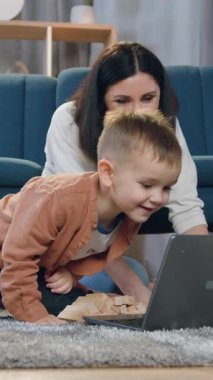 Çekici, pozitif, kaygısız, siyah saçlı annenin portresi. Meraklı oğluyla boş vakit geçiren, bilgisayardaki ilginç karikatürlerden biri. Kabarık halının üzerinde oturuyor.