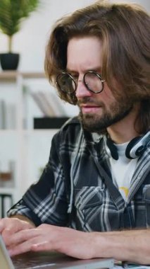 Gözlüklü, 30 yaşında, özenle seçilmiş, özenle seçilmiş, üst düzey bir ofis müdürünün portresi.