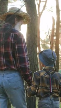 Balıkçı tekneleriyle göle balık tutmaya giderken el ele tutuştuğu, saman şapkalı, yakışıklı, gri sakallı yaşlı balıkçının yavaş çekimleri. Yeşil parktan geçerken.