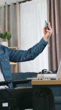 Güzel görünüşlü, kendine güveni tam, sakallı, sakallı, sakallı, travma sonrası evde telefonla fotoğraf çeken 40 yaşında bir adam.