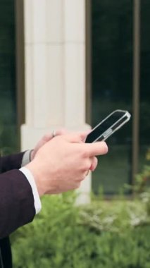 Kapatın. İletişim, sosyal medya ve bağlantı için şehirdeki siyahi adama mesaj, telefon ve eller. Telefon, şehir işçileri ve e-posta yazan işadamları, online uygulama araması ya da mobil uygulamadan kurumsal verileri kontrol edin. Yavaş çekim.