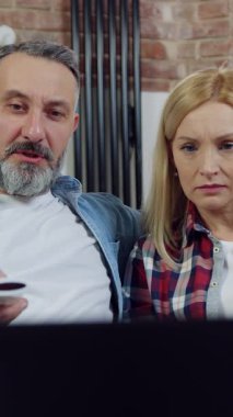 Sevimli sarışın kadın ve sakallı kocası, evde ortak zaman geçirirken bilgisayardaki heyecan verici filmi gözden geçirirken gözlerini ve ağızlarını kapattılar.