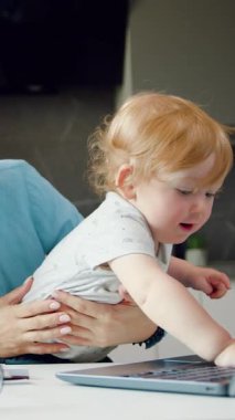 Ailenle evde çalış. Meşgul anne evde çalışmakta zorlanıyor. İş sorumluluklarıyla çocuk yetiştirmeyi birleştirmek. Çocuklar bağımsız çalışan annelerine yardım ederler. Yavaş çekim.