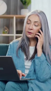 Şirin, çalışkan, iyi modda olgun, gri saçlı, rahat koltukta oturan, bilgisayarda yazan ve gezici sohbetler yapan bir bayan.