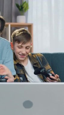 Yakışıklı, arkadaş canlısı, yaşlı, sakallı, sakallı büyükbaba, 12 yaşındaki torunuyla birlikte gülerken bilgisayar oyunları oynuyorlar ve oyunu kaybettikleri için hayal kırıklığına uğruyorlar.