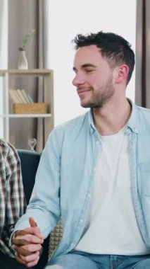 İyi huylu, genç, melez, aşık erkek homoseksüeller gündüzleri evdeki kanepede oturup tutkulu bir şekilde birbirini seyrediyorlar.