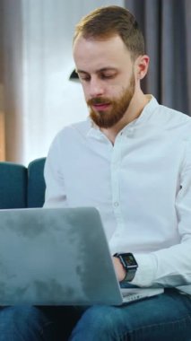 İyi görünümlü, yetenekli, sakallı bir ofis müdürü. Mali tablolarla çalışıyor ve bunları merkez ofisteki bilgisayardaki bilgilerle karşılaştırıyor.