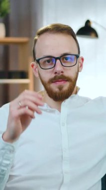 Çekiciliğin portresi, çağdaş odadaki rahat koltukta dinlenirken kameraya bakan 30 yaşında başarılı bir ofis yöneticisi.