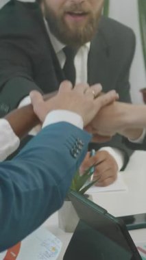 İş stratejisi ve ağır çekim hakkında görüşmek için bir araya geldiğimizde ortak imzalar atan modern, bilge girişimci karışık ırk meslektaşları.