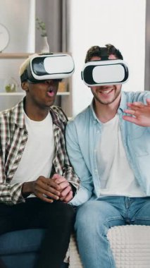 İyi huylu, tatmin olmuş, heyecanlı, melez homoseksüellere yakın otururken koltukta birlikte eğlenen ve artırılmış gerçeklik gözlükleriyle gelecekten gelen görüntüler izleyen eşcinsellere.